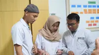 Mahasiswa Universitas Nahdlatul Ulama Surabaya (Unusa) mendesain sebuah aplikasi yang bisa membantu dokter melakukan diagnosis awal. (Foto: Liputan6.com/Dian Kurniawan)