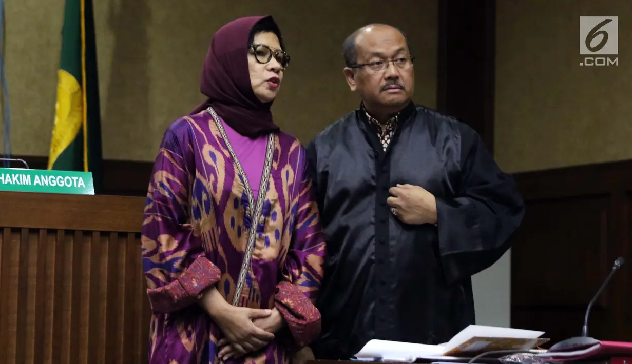Mantan Dirut PT Pertamina (Persero), Karen G Agustiawan usai menjalani sidang perdana sebagai terdakwa di Pengadilan Tipikor, Jakarta, Kamis (31/1). Sidang beragendakan pembacaan dakwaan oleh Jaksa Penuntut Umum. (Liputan6.com/Helmi Fithriansyah)