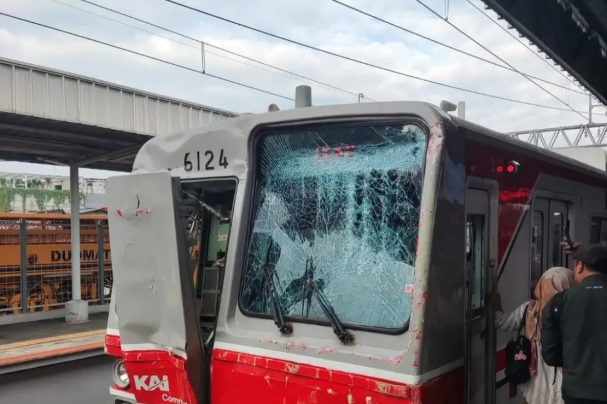 KRL dan truk box terlibat kecelakaan di perlintasan antara Stasiun Tangerang dengan Batu Ceper, Tanah Tinggi, Kota Tangerang, pada Jumat (20/6/2025).