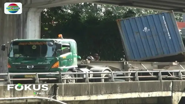 Skrup Pengait Truk Trailer Rusak, Peti Kemas Terlepas Timpa Motor