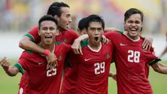 Para pemain Indonesia merayakan gol yang dicetak oleh Septian David Maulana ke gawang Myanmar pada Laga Sea Games 2017 di Stadion MPS, Selangor, Selasa (29/8/2017). Indonesia menang 3-1 atas Myanmar. (Bola.com/Vitalis Yogi Trisna)