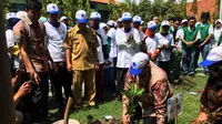 LIPI menyalurkan empat ribu bibit mangga dan anggur varietas unggul untuk dibudidayakan oleh petani dan pelajar di Probolinggo, Jawa Timur. (Liputan6.com/Dian Kurniawan)