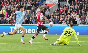 Aksi striker Brentford Igor Thiago (kedua dari kanan) saat melawan Manchester City di pekan ke tujuh Liga Inggris 2025/2026 di Gtech Community Stadium, Minggu (05/10/2025). (AP Photo/Alastair Grant)