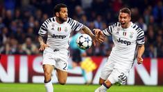 Dani Alves (kiri) dan  Marko Pjaca (kanan) menjadi penentu kemenangan dengan mencetak satu gol untuk kemenangan timnya saat melawan FC Porto pada babak 16 besar Liga Champions di Dragao stadium, Porto, (22/2/2017). (EPA/Jose Coelho)