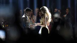 Miss Afrika Selatan, Zozibini Tunzi dan Miss Puerto Rico, Madison Anderson menunggu pengumuman pemenang Miss Universe 2019 pada malam final di Tyler Perry Studios, Atlanta, Minggu (8/12/2019). Zozibini Tunzi, 26, dinobatkan menjadi Miss Universe 2019. (VALERIE MACON / AFP)