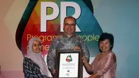 Olivier Pierredon, Presiden Direktur PT Sarihusada Generasi Mahardika saat menerima pengharggan dari panitia untuk kategori Best Coprporate PR dalam Program Ayo Melek Gizi Goes To Community di Jakarta, Kamis (23/10/2014).