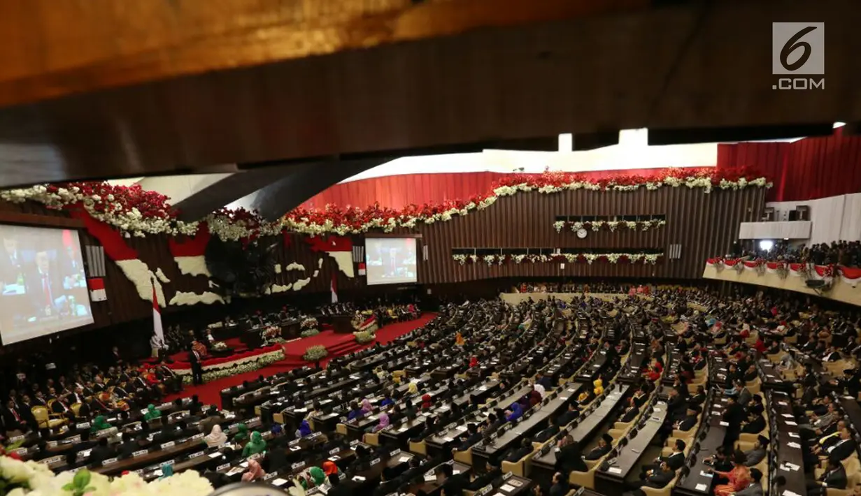 Suasana sidang bersama Tahunan DPR dan DPD 2017 di Kompleks Parlemen, Senayan, Jakarta, Rabu (16/8). Sidang itu beragendakan penyampaian pidato kenegaraan Presiden Jokowi dalam rangka HUT Ke-72 Kemerdekaan Republik Indonesia. (Liputan6.com/Johan Tallo)