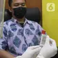 Petugas medis memberi label darah pasien di Laboratorium Klinik Prodia Kramat, Jakarta, Sabtu (8/5/2021). Pemeriksaan Anti SARS-CoV-2 Kuantitatif dapat mengukur titer antibodi atau antibodi penetral dalam tubuh seseorang terhadap virus penyebab COVID-19. (Liputan6.com/HO/Prodia)