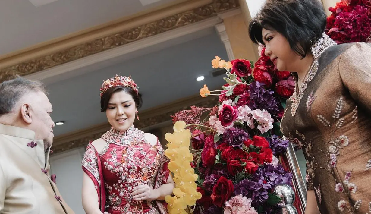 Tradisi sangjit ini biasanya digelar secara tertutup  dan hanya dihadiri oleh dua keluarga dan kerabat  dekat calon pengantin. [Instagram/tinatoon101]