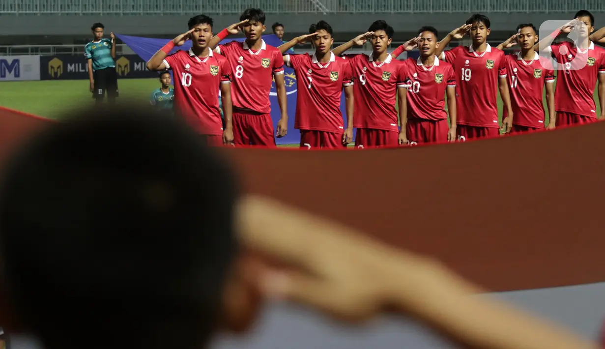 Pemain Timnas U-17 Indonesia saat menyanyikan lagu kebangsaan Indonesia Raya sesaat sebelum menghadapi Uni Emirat Arab pada laga Kualifikasi Grup C Piala Asia U-17 2023 di Stadion Pakansari, Kab. Bogor, Jawa Barat, Rabu (5/10/2022). Di babak pertama laga kedua tim berlangsung sengit dan saling adu serang. (Liputan6.com/Helmi Fithriansyah)