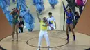 J-Lo yang tampil bersama Pitbull dan Claudia Leitte  tampak semangat menyanyikan lagu We Are One (Ola Ole), yang merupakan lagu resmi Piala Dunia 2014, Brasil, Kamis (12/6/14). (AFP PHOTO/Pedro Ugarte)