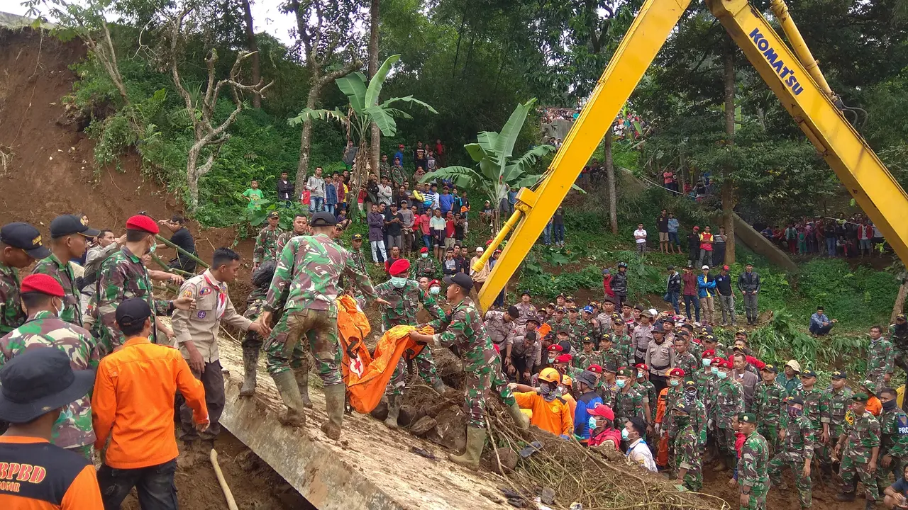 Evakuasi korban longsor di Bogor