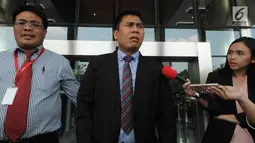 Ketua DPRD Kota Malang Abdul Hakim saat ditanya awak media usai diperiksa di KPK, Jakarta, Jumat (6/4). Abdul Hakim diperiksa terkait kasus dugaan suap pembahasan APBD-P Pemerintah Kota Malang Tahun Anggaran (TA) 2015. (Merdeka.com/Dwi Narwoko)