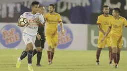 Pemain Arema FC, Ahmad Nurhardianto, melakukan selebrasi membawa bola ke tengah lapangan usai membobol gawang Sriwijaya FC pada Piala Presiden di Stadion Manahan, Solo, Minggu, (4/2/2018). Sriwijaya FC menang 3-1 atas Arema FC. (Bola.com/M Iqbal Ichsan)