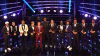 Pemain Real Madrid asal Kroasia, Luka Modric, bersama pemain terbaik FIFA XI 2018 saat penganugerahan di London, Senin (24/9/2018). Dirinya mampu mematahkan dominasi Cristiano Ronaldo dan Lionel Messi. (AFP/Ben Stansall)