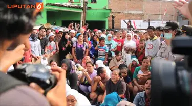 Aktivis sosial, Ratna Sarumpaet ditangkap aparat saat proses penggusuran di Kampung Aquarium, Penjaringan, Jakarta Utara