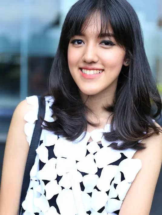 Menurut pengakuan personil Blink yang satu ini ternyata hobi memotretnya itu sudah lama ia geluti. Dengan kamera yang selalu dibawanya kemanapun, Ify mengabadikan setiap momen yang menarik untuknya. (Adrian Putra/Bintang.com)