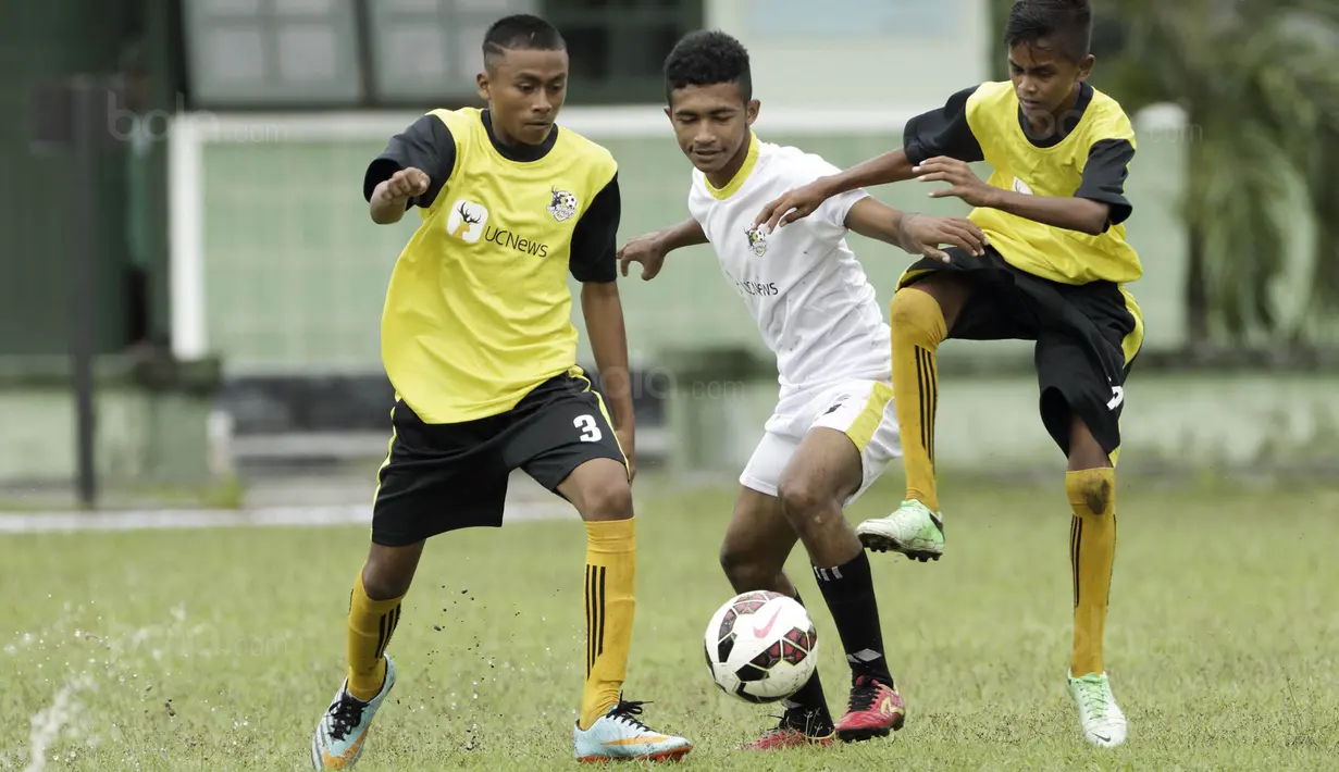 Pemain SSB Galunggung FC menghindari penjagaan pemain SSB Tulehu Putra pada semifinal turnamen Liga Remaja UC News di Lapangan Masariku Yonif 733, Ambon, Rabu (29/11/2017). (Bola.com/Peksi Cahyo)