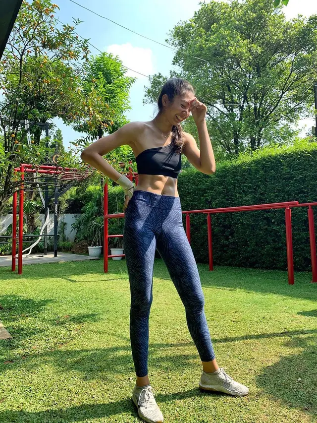 Pamer Perut Six Pack, Ini 6 Potret Liza Elly saat Olahraga