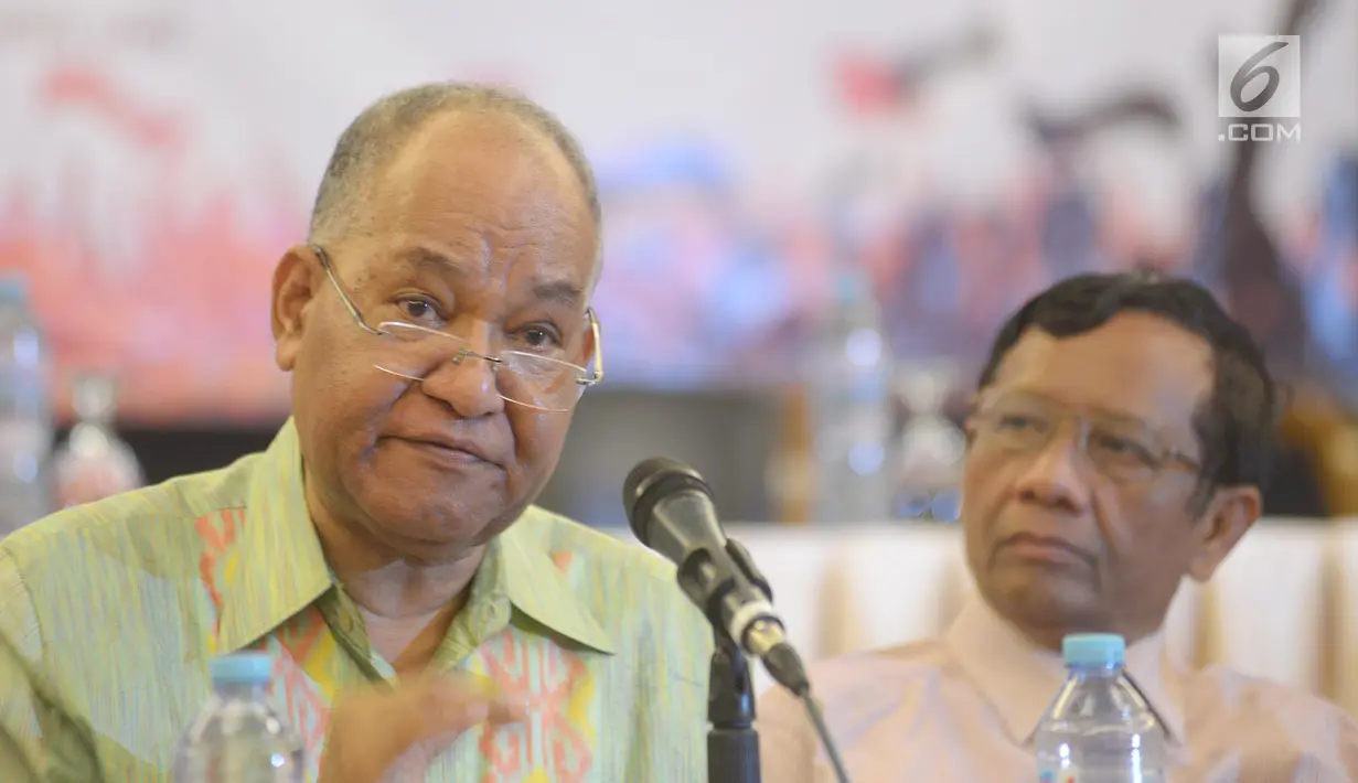 Tokoh masyarakat Papua Simon Patrice Morin memberikan keterangan terkait kerusuhan Papua dalam acara di Jakarta, Jumat (23/8/2019). Gerakan Suluh Kebangsaan mengimbau seluruh elemen masyarakat menahan diri dan berpartisipasi aktif dalam menciptakan suasana kondusif di Papua (merdeka.com/Imam Buhori)