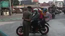 Petugas Satpol PP memberitahu warga terkait penutupan kawasan Kebun Binatang Ragunan, Jakarta, Minggu (16/5/2021). Sejumlah kawasan wisata di DKI Jakarta ditutup sementara untuk umum hingga 18 Mei 2021 untuk pemberlakukan penguatan protokol kesehatan COVID-19. (Liputan6.com/Helmi Fithriansyah)