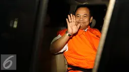 Dirut PT OSMA Group, Hartoyo menyapa wartawan usai ditetapkan sebagai tersangka dalam kasus tindak pidana korupsi terkait proyek di Dinas Pendidikan dan Kebudayaan Kebumen dalam APBD-P Tahun 2016, Jakarta, Jumat (21/10). (Liputan6.com/Helmi Afandi)