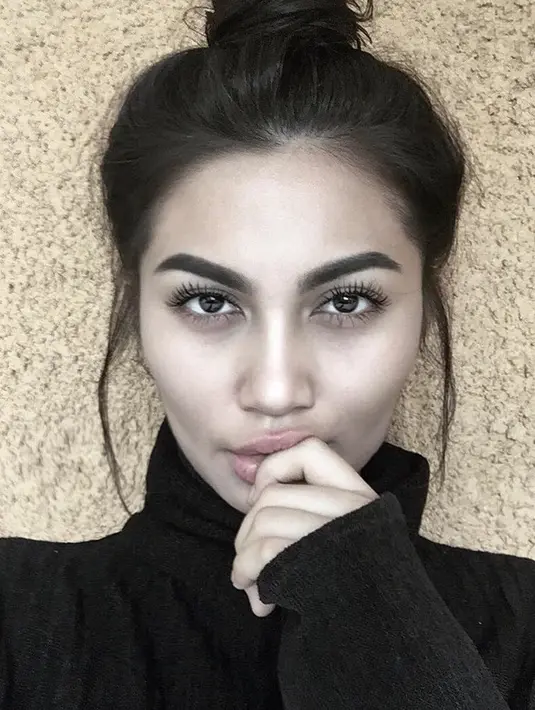 Dengan riasan wajah yang terlihat natural, gaya rambut cepol aktris kelahiran 1996 ini banjir pujian penggemarnya. Penampilannya tetap memesona meski hanya pakai turtleneck hitam yang tebal. (Liputan6.com/IG/@arieltatum)