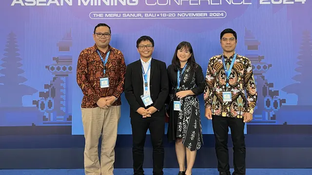 Wakil Presiden Direktur PT Agincourt Resources, Ruli Tanio, berfoto bersama dengan manajemen Agincourt Resources usai memberikan pemaparan di ASEAN Mining Conference di Bali, Selasa (19/11/2024). (Dok: PTAR)