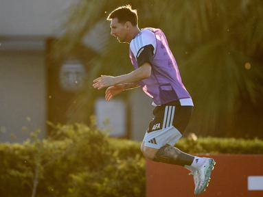 Pemain Timnas Argentina, Lionel Messi ikut dalam latihan persiapan menjelang laga FIFA Matchday melawan Mauritania di Ezeiza, Buenos Aires, Argentina, Rabu (25/03/2026). (AFP/Luis Robayo)
