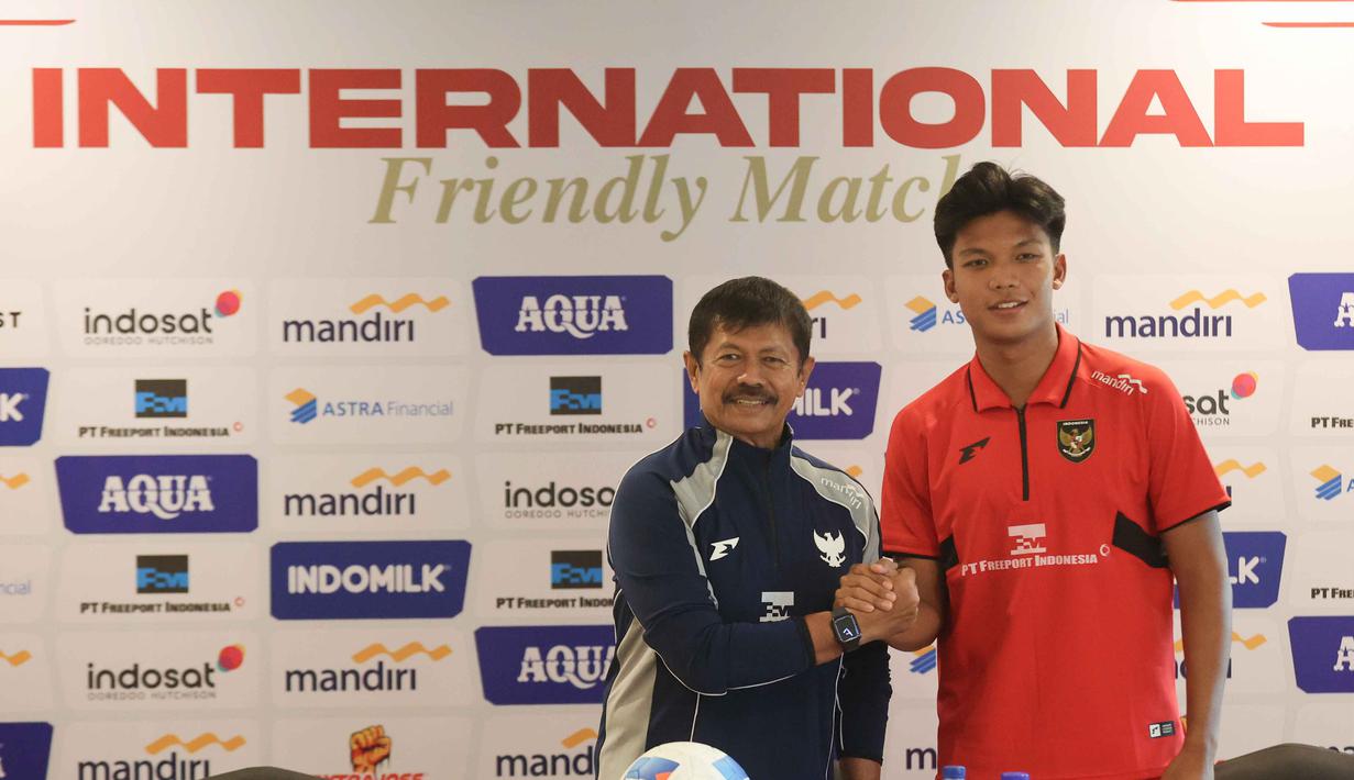Pelatih Indra Sjafri bersama pemain belakang Timnas Indonesia U-22, Kadek Arel, berpose depan media pada sesi konferensi pers jelang pertandingan uji coba melawan Mali, Jakarta, Jumat (14/11/2025). Timnas Indonesia U-22 akan melakoni dua laga uji coba melawan Mali. (Bola.com/Abdul Aziz)