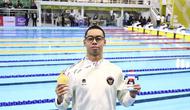 Perenang Indonesia, Jason Donovan Yusuf, menyabet medali emas renang nomor 50 meter gaya punggung putra di SEA Games 2025, Kamis (11/12/2025). (PB Akuatik Indonesia)