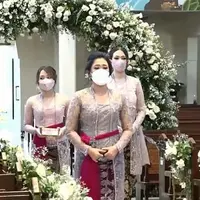 Dita Karang menyempatkan waktunya untuk pulang ke Indonesia baru-baru ini. Ia turut merayakan hari pernikahan kakaknya. (YouTube/Kirana Karang)