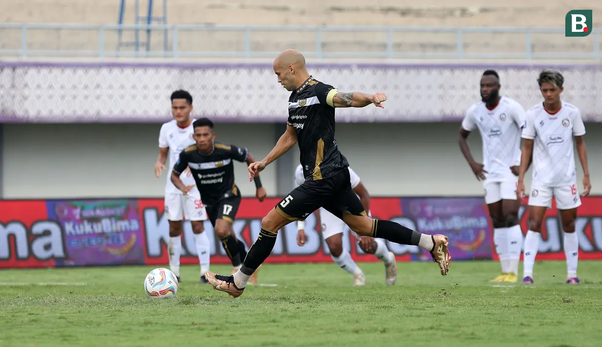 <p>Pemain Dewa United FC, Risto Mitrevski melakukan tendangan penalti ke gawang Arema FC pada laga pekan pertama BRI Liga 1 2023/2024 antara Dewa United melawan Arema FC di Stadion Indomilk, Tangerang, Minggu (2/7/2023). (Bola.com/Bagaskara Lazuardi)</p>
