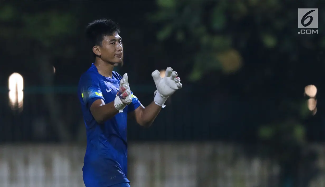 Kiper Timnas Indonesia U-19, Gianluca Pagliuca Rossy saat latihan di Lapangan A Kompleks GBK Jakarta, Kamis (22/3). Selain dikontrak Persija, Rossy akan menjalani pemusatan latihan Timnas U-19 sebagai persiapan Piala AFF. (Liputan6.com/Helmi Fithriansyah)