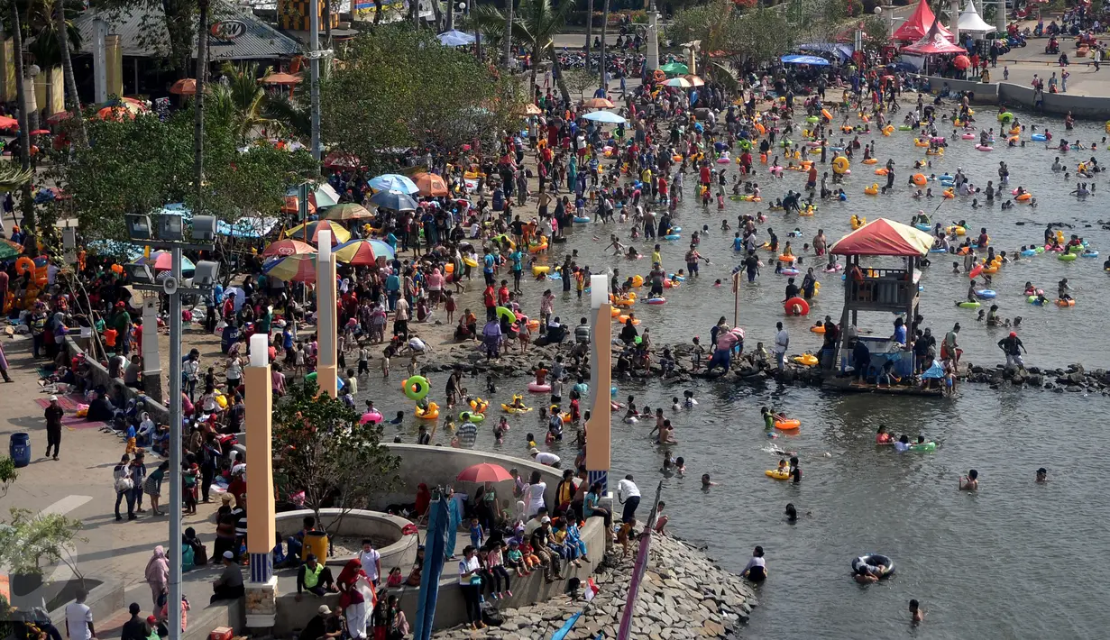 Ancol kaya akan wahana hiburan dan rekreasi. Pengunjung bisa menghabiskan waktu seharian dengan mendatangi sejumlah wahana unggulan, seperti Dunia Fantasi (Dufan), Gelanggang Samudera, Sea World, Pantai Festival, dan sebagainya. (Liputan6.com/Johan Tallo)