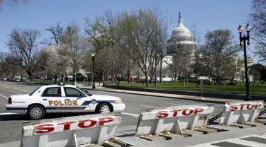 Polisi memblokir area sekitar Gedung Capitol, Washington DC, Amerika Serikat, pasca serentetan penembakan yang terjadi di lokasi tersebut, Senin (28/3). Sempat terjadi tembak-menembak dengan petugas sebelum pelaku dilumpuhkan. (REUTERS/Yuri Gripas)