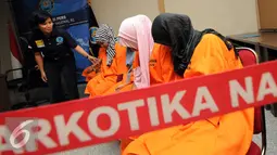 Petugas BNN memeriksa empat wanita dari tujuh tersangka penyelundupan narkoba jenis sabu saat rilis di Jakarta, Selasa (24/5/2016). BNN mengungkap dua kasus penyelundupan narkoba jenis sabudengan tujuh orang tersangka. (Liputan6.com/Helmi Fithriansyah)
