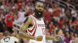 Pemain Houston Rockets James Harden melakukan selebrasi saat pertandingan NBA kuartal ketiga di Toyota Center, Amerika Serikat, (2/11/2015). Rockets menang 110 - 105 atas Thunder. (Reuters/ Thomas B. Shea)
