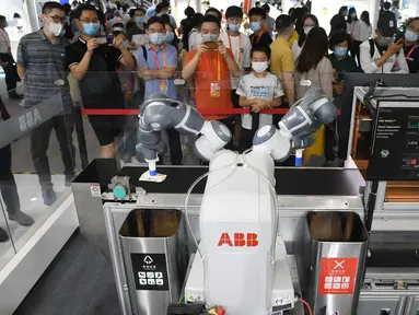 Sejumlah orang melihat robot pemilah sampah di area ekshibisi komprehensif Pameran Perdagangan Jasa Internasional China (China International Fair for Trade in Services/CIFTIS) 2020 di Beijing, China, 5 September 2020. CIFTIS berlangsung pada 4-9 September di Beijing. (Xinhua/Lu Peng)