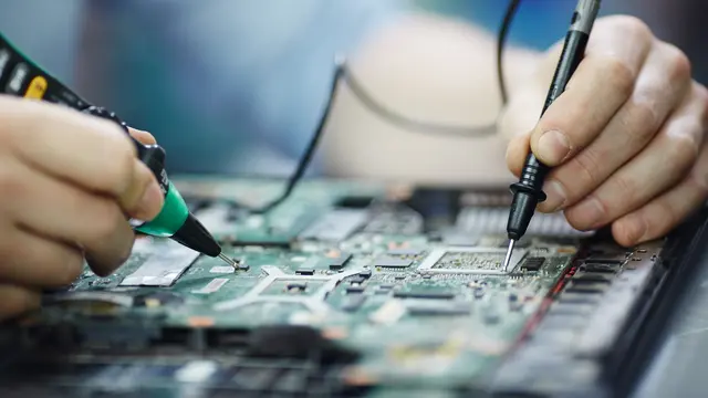 Cerita Penyandang Disabilitas Daksa di Makassar Rintis Usaha Servis Elektronik Sendiri hingga Bisa Bantu Siswa Magang/ Foto: pressfoto from freepik.