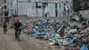 Penumpukan limbah sampah di sepanjang jalan bisa memicu gangguan kesehatan hingga penularan penyakit di wilayah pengungsian. (Foto oleh AFP)