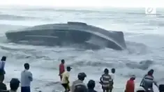 Gelombang tinggi menerjang pinggiran pantai Cilacap. Sebuah kapal terbalik dan akibatnya 10 ABK sempat tenggelam.