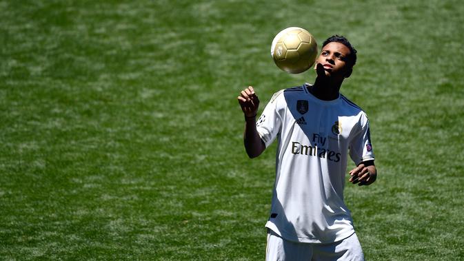 Penyerang Real Madrid Rodrygo Goes memainkan bola saat dirinya diperkenalkan secara resmi di Stadion Santiago Bernabeu, Madrid, Spanyol, Selasa (18/6/2019). Pemain asal Brasil tersebut secara resmi telah bergabung dengan Real Madrid. (OSCAR DEL POZO/AFP)