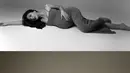 Jessica Mila pun berpose sambil tiduran dengan mengenakan dress coklatnya. Konsep maternity shoot sederhana namun memukau ini bisa jadi pilihan lho.  [@jscmila]
