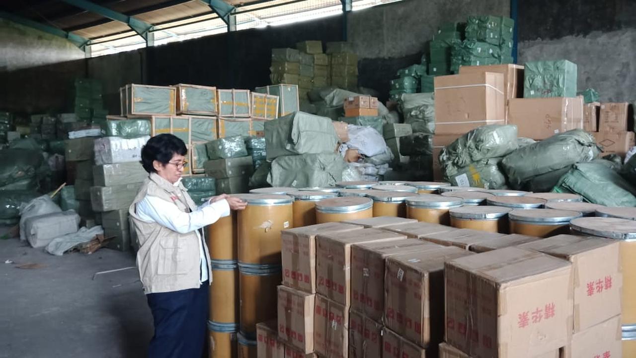 BPOM menggerebek gudang kosmetik berbahaya di Jakut. (dok BPOM)