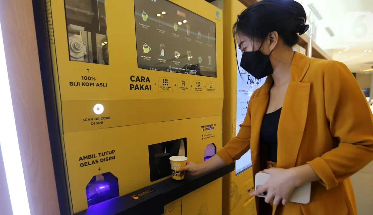 Pengunjung membeli kopi dengan QRIS pada Smart Vending Machine di East Mall Grand Indonesia, Jakarta, Selasa (24/05/2022). Kolaborasi pada gelaran Locale Pop Up merupakan inisiatif mendukung digitalisasi produk lokal dan UMKM Indonesia, termasuk menumbuhkan semangat #BanggaBuatanIndonesia. (Liputan6.com/Fery Pradolo)