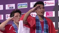 Ganda campuran Indonesia, Tontowi Ahmad/Liliyana Natsir, meraih medali emas pada Kejuaraan Dunia Bulutangkis 2017, di Glasgow, Skotlandia, Minggu (27/8/2017). (Twitter/BulutangkisRI)