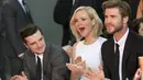 Pemain film " The Hunger Games : Mockingjay - Part 2" berpose di TCL Chinese theatre di Hollywood, California, Sabtu (31/10/2015). TCL Chinese theatre merupakan salah satu teater film terbesar di Hollywood. (REUTERS/Mario Anzuoni)