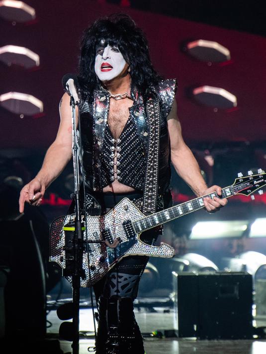Penampilan gitaris band heavy metal KISS, Paul Stanley dalam tur dunia bertajuk 'End of the Road' di Riverbend Music Center, Cincinnati, Ohio, Amerika Serikat, Kamis (29/8/2019). KISS menggebrak panggung Riverbend Music Center dalam tur perpisahan band tersebut. (Photo by Amy Harris/Invision/AP)