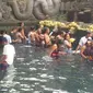 Berendam di Pemandian Tirta Empul Bali (Liputan6.com/Dewi Divianta)